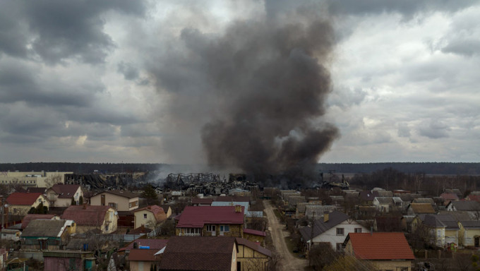 一家工廠和一家商店遭俄軍轟炸後被燒毀。AP圖