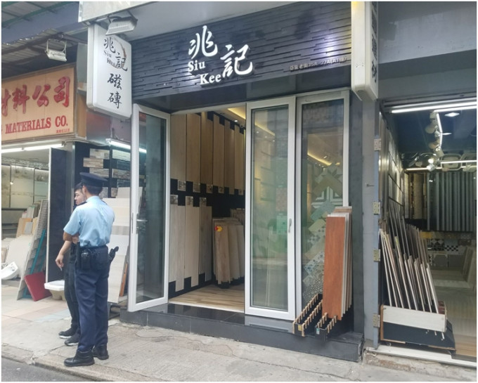 肇事磁砖店位于亚皆老街35A号，警方到场调查。