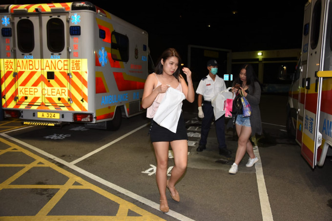 受伤的四名女子由救护车送院。