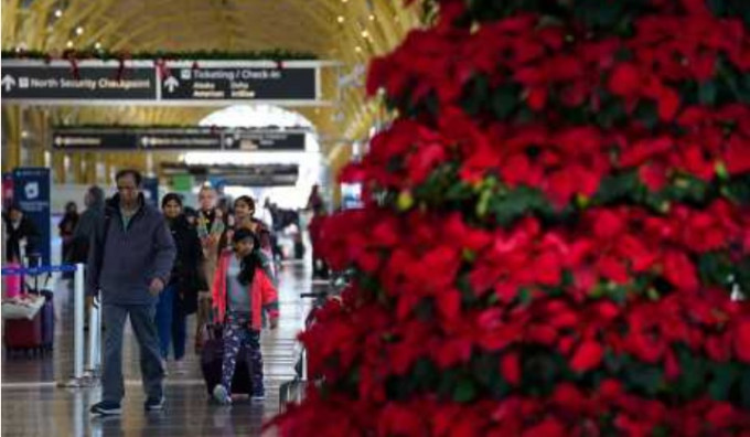 在美国维珍尼亚州的列根华盛顿国家机场，旅客周二赶在圣诞节前搭机出游。路透社