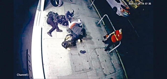 ■最新「天眼」片段可见五名途人被撞飞变「人叠人」。
