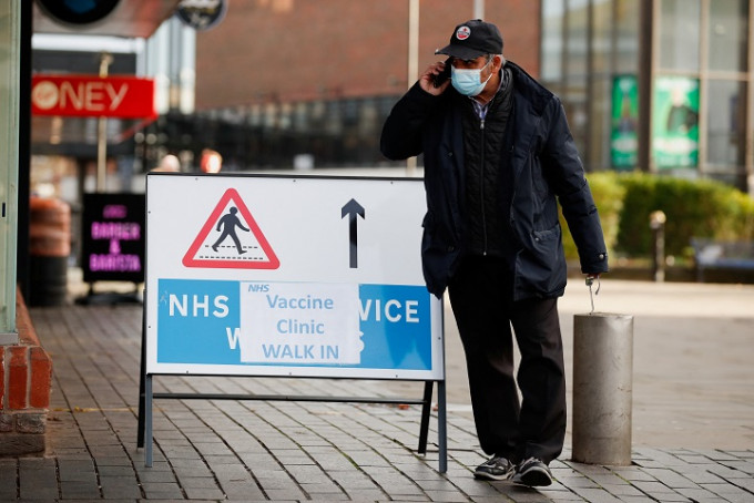 英國疫情嚴重，開放疫苗接種中心鼓勵接種。REUTERS圖片