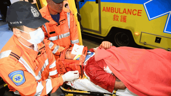 男乘客受伤送院。