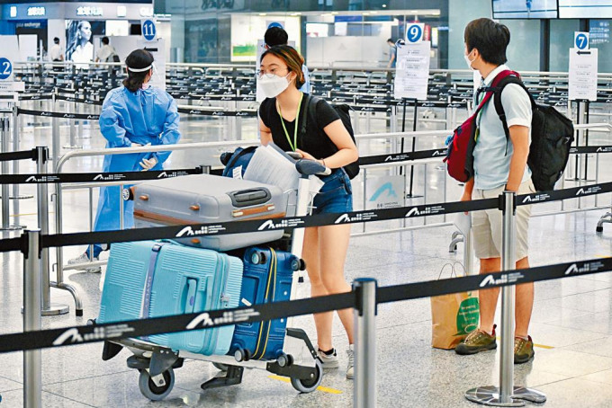 政府宣布暫緩「熔斷機制」，身處海外的青年人有望在暑假順利回港。