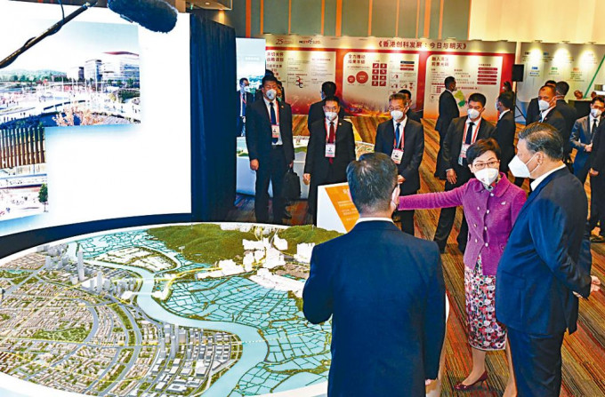 林郑月娥昨陪同国家主席习近平视察香港科学园。