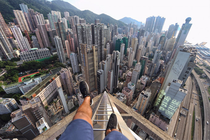 近年Rooftopping（天台危摄）潮流兴起，香港高楼密集更吸引很多危摄者「慕名而来」。资料图片