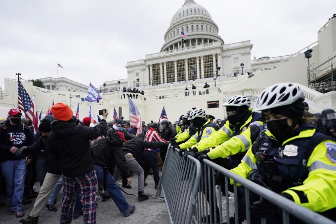 特朗普支持者與警方對峙。ap圖