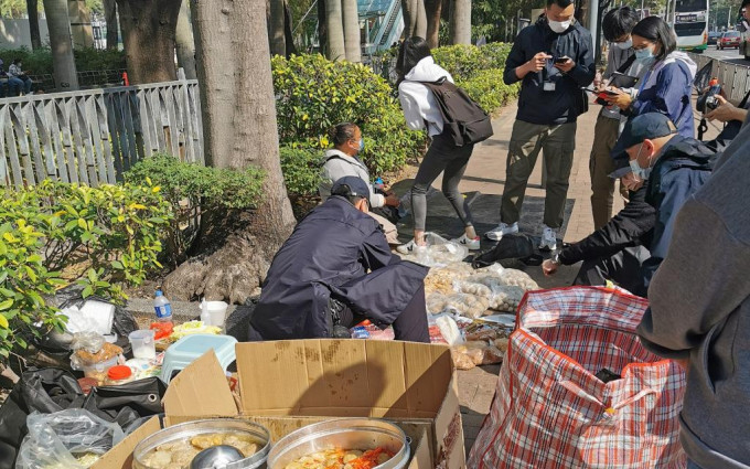 食环署人员在湾仔维园附近的行动中，就有人在公众地方无牌贩卖展开检控。政府新闻处图片
