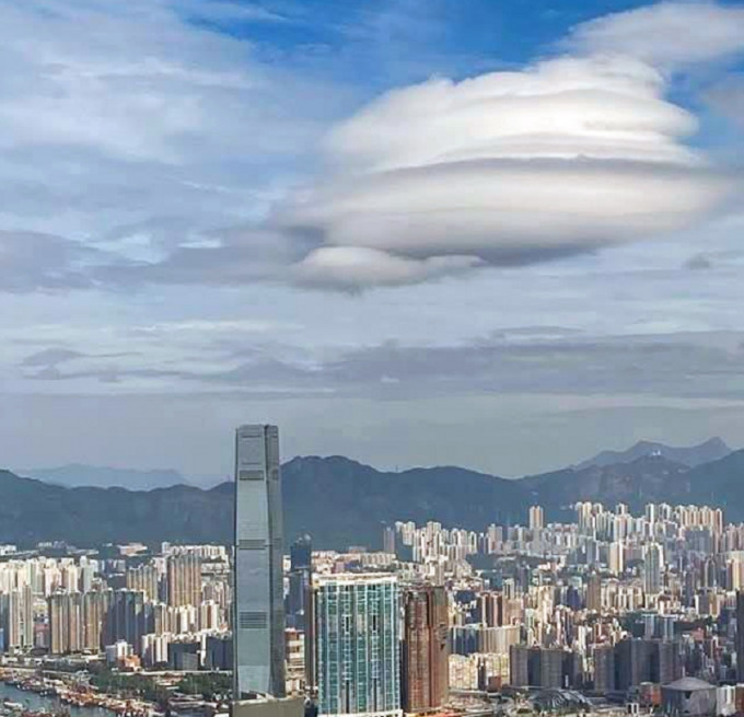 天文台解释这块云其实正名叫荚状云。网民Stanley Wong 图片