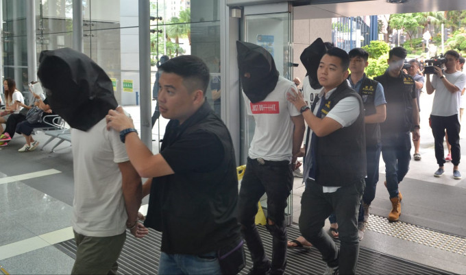 警方派卧底探員滲入荃灣區內一個賣淫集團，搜集證據，拘捕31名男女。林思明攝