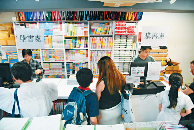 教育局今年4月根據「適用書目表」內的教科書進行調查，結果顯示平均價格較去年上升3.16%，當局指其調查內容和方法均與消委會有差異，結果亦有所不同。