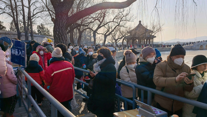北京严寒，市民穿防寒服玩冰雪运动。