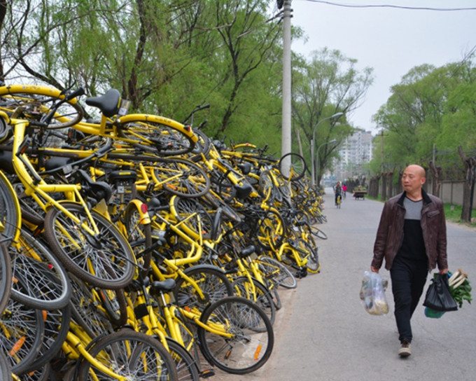 故障車龍長逾300米。網上圖片