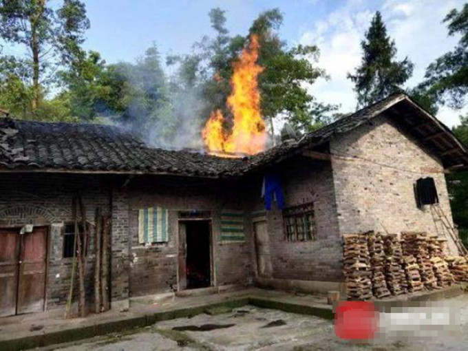 四川一名老翁，把自家房子燒了，其後火勢蔓延，造成4戶損毀。  網上圖片
