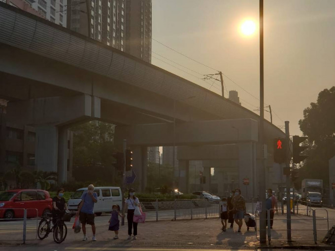 受下沉氣流籠罩香港天氣悶熱，多區空氣質素亦隨住轉差。