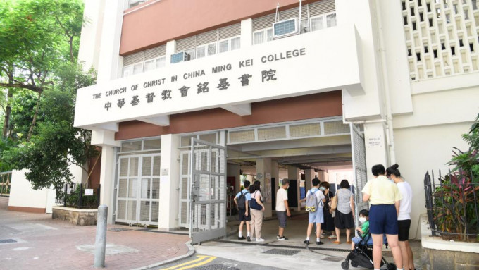 不少家长学生到中华基督教会铭基书院叩门。