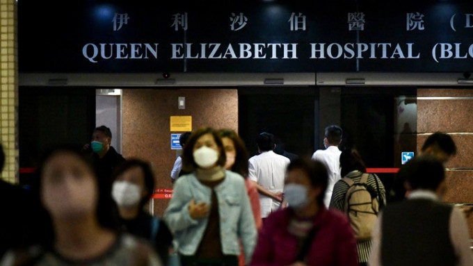 進入醫院的人士仍需戴口罩。盧江球攝