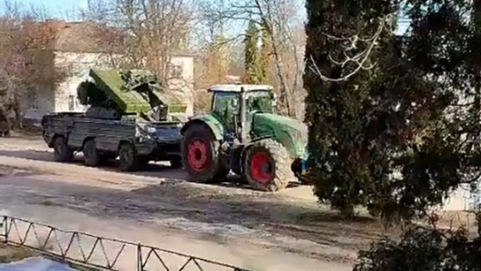 再有俄軍裝甲車疑被烏克蘭民眾以拖拉機拖走。網上影片截圖