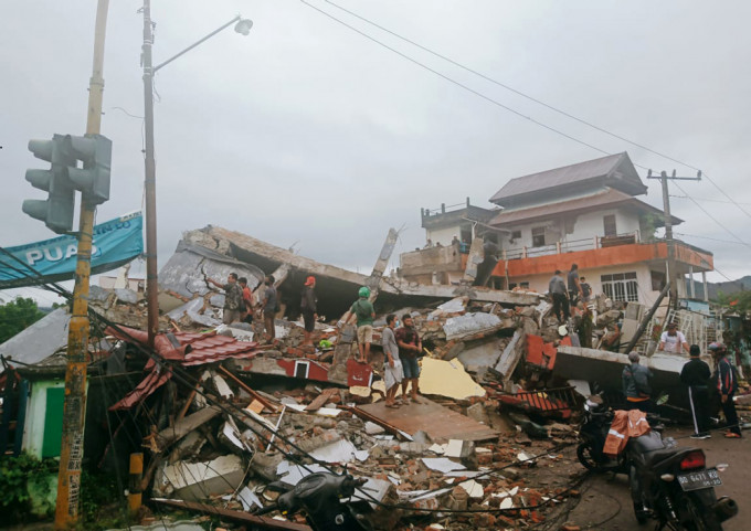 印尼6.2地震，造成至少34死數百傷，多處建築倒塌。ap圖