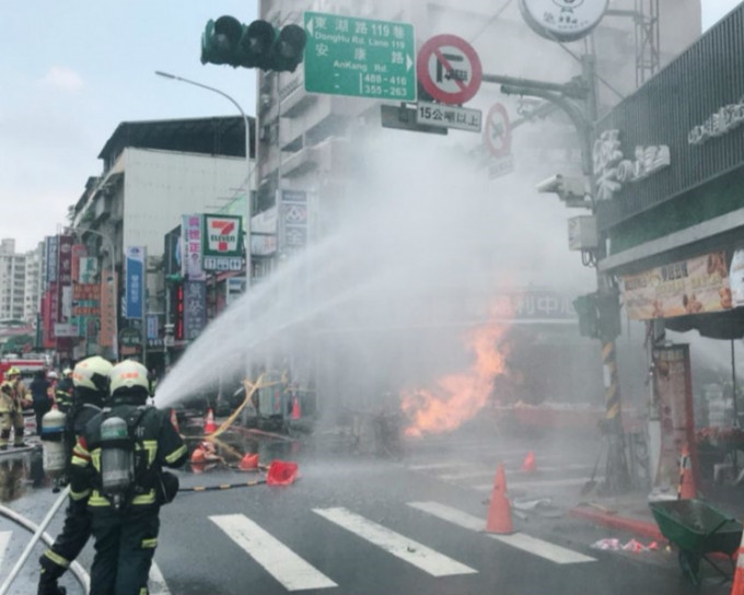 現場為台北市安康路和東湖路口起火。網圖