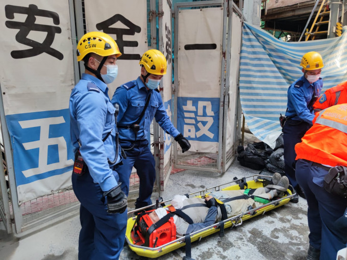 消防員到場協助將他救下。梁國峰攝