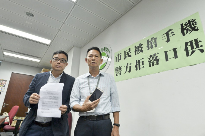 市民刘汝新(右)不满被警拒落口供于立法会议员涂谨申陪同下会见传媒。资料图片