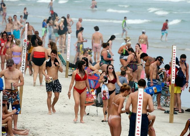 美國學校假期，大批年輕人湧到沙灘。