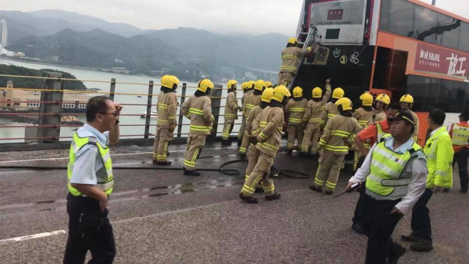 消防到場開喉將火救熄。facebook香港突發事故報料區Dee Lam攝