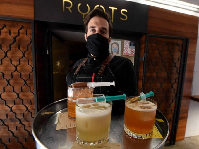 克羅地亞首都薩格勒布的一間酒吧「Roots」以疫苗作靈感研製出4款「疫苗雞尾酒」。
