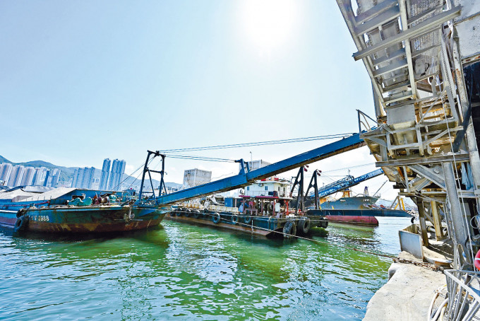 ■于内地盛载混凝土来港的船只，必先在珠海市湾仔码头上岸清关。