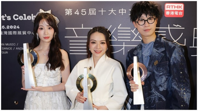 JW、詹天文和林智乐代表TVB歌手，成功在港台颁奖礼得到奖项。