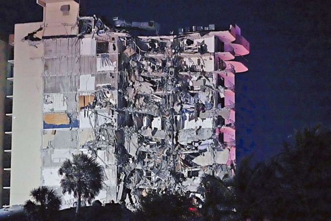 邁阿密一幢十二層高的住宅大廈半夜突然局部倒塌，多層單位外露。