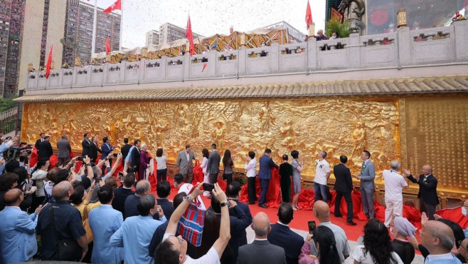 描绘黄大仙师得道成仙的金色浮雕「大仙成道」长廊铜雕壁画全长23.4米。黄大仙祠fb