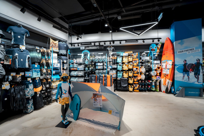 法國運動品牌DECATHLON於屯門 V city開設香港第八間分店。