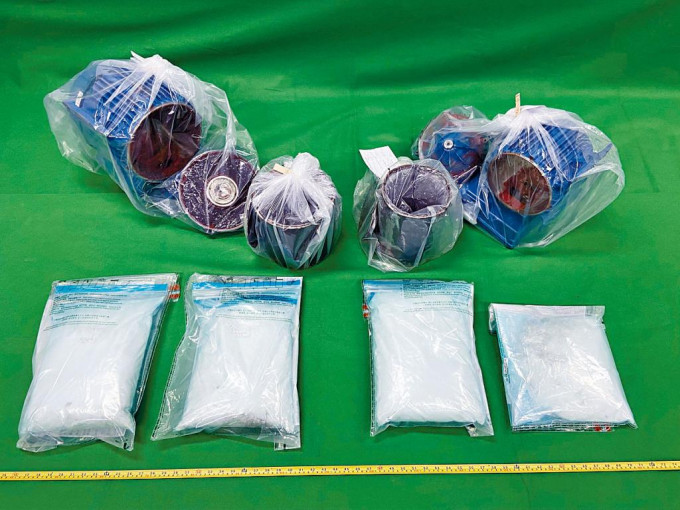 海關在機場檢獲懷疑可卡因及用作收藏懷疑毒品的「摩打」。