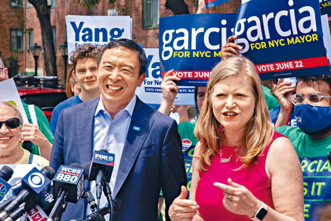 ■楊安澤和加西亞上周六出席紐約市長競選集會。