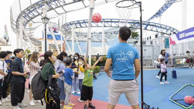 小朋友正在嘉年华中参与投球摊位活动。 公关图片