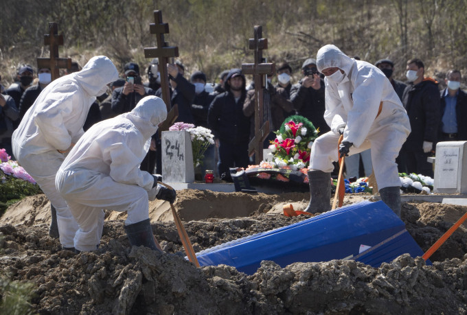 一名新冠肺炎死者在俄羅斯聖彼得堡郊外的科爾皮諾公墓下葬。 AP
