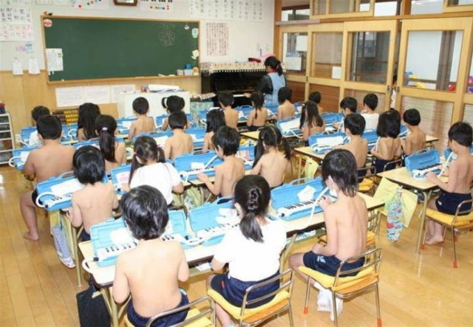 学生只要进入幼稚园后必须赤裸上身。网图
