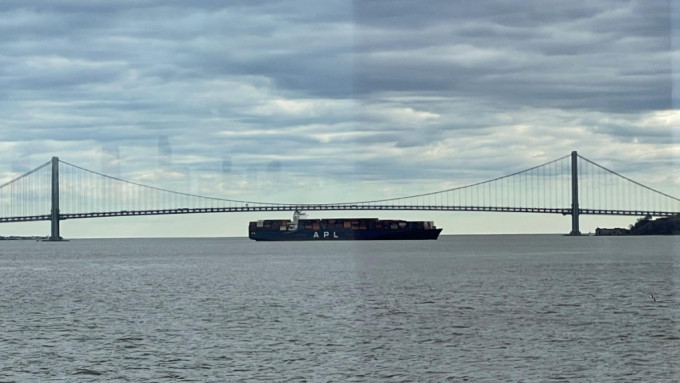8.9万吨「青岛号」货柜轮日前在纽约一度失去动力，险撞上维拉扎诺大桥。Ｘ