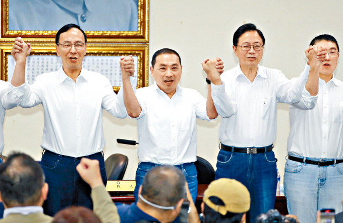 國民黨昨天徵召侯友宜（左2）出戰明年大選。
