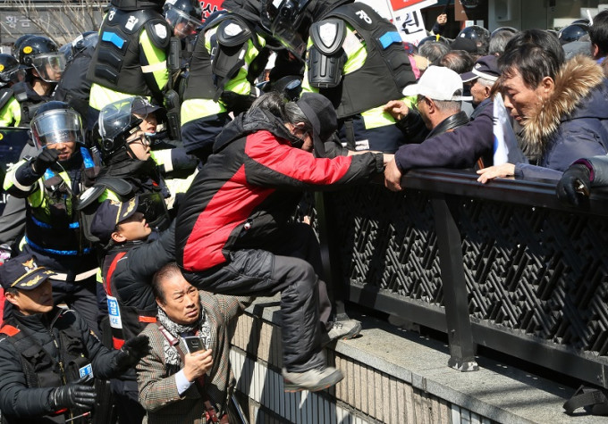 朴槿惠的支持者不满裁决，与警方爆发冲突。新华社
