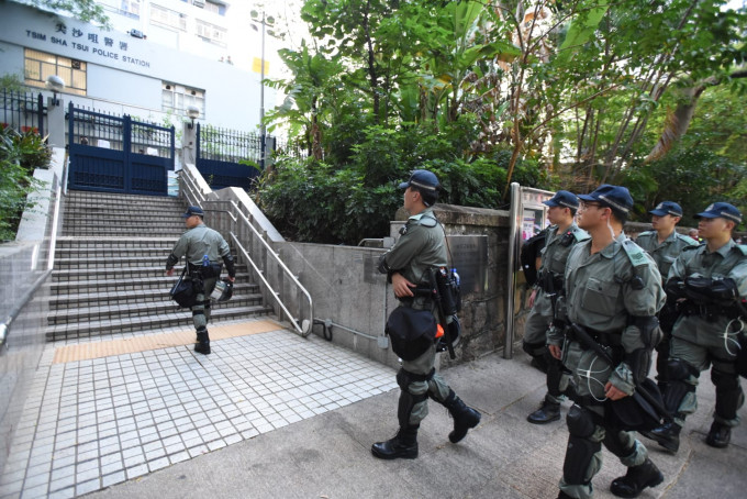 香港政府否認解放軍或内地人員混入警方執法。
