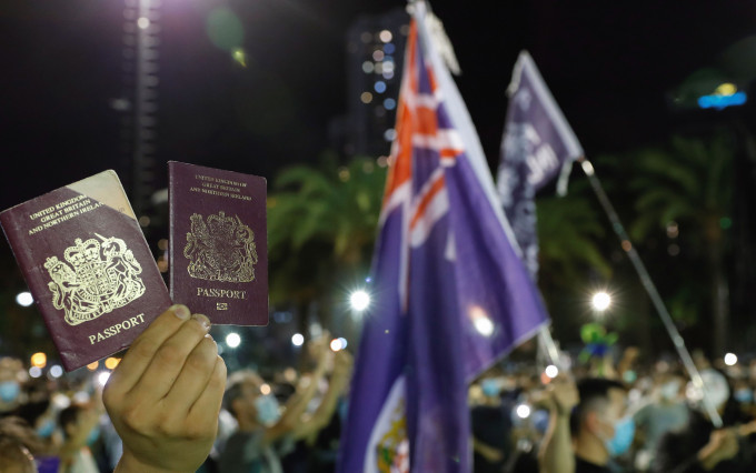 英国政府早前公布，明年一月起，持英国国民（海外）护照（BNO）的港人和近亲，可申请特别签证。