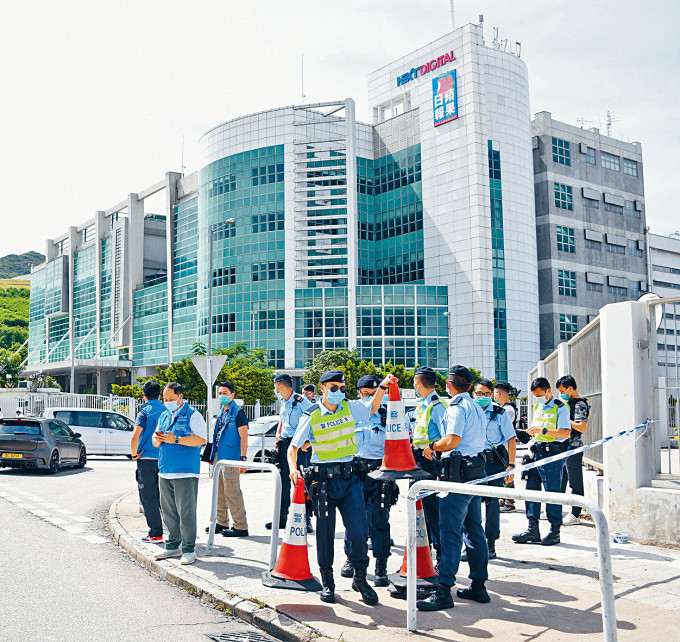 警方昨持法庭手令，到壹傳媒集團總部蒐證。