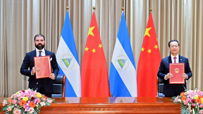 中國與尼加拉瓜正式簽署自貿協定。圖為2021年12月，中國外交部副部長馬朝旭與尼加拉瓜代表奧爾特加在天津共同簽署建交聲明。路透社資料圖