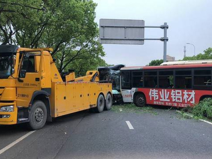 乘客拉扯巴士司机致两巴相撞。(网图)