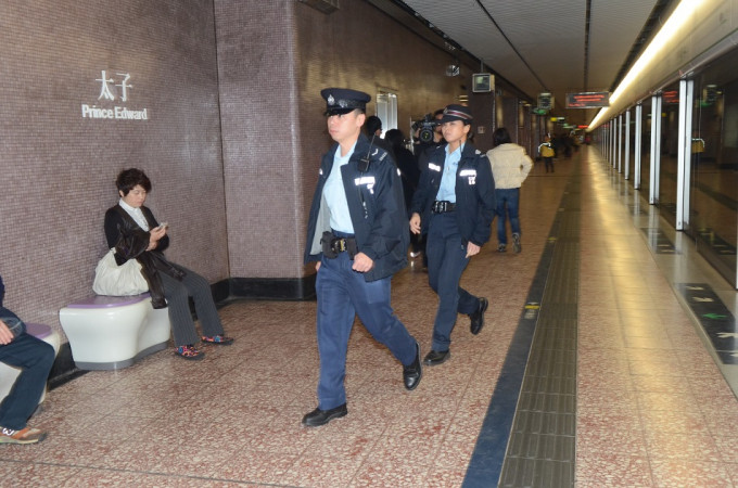 17歲少女在觀塘綫列車上遭中年漢非禮。資料圖片