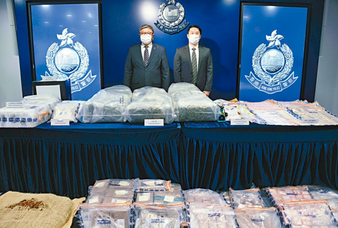 陳江明警司（左）及吳嘉倫高級督察展示逾億元毒品。