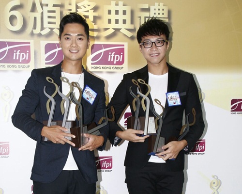 郑俊弘同吴业坤齐拎4奖，男歌手最威他俩。